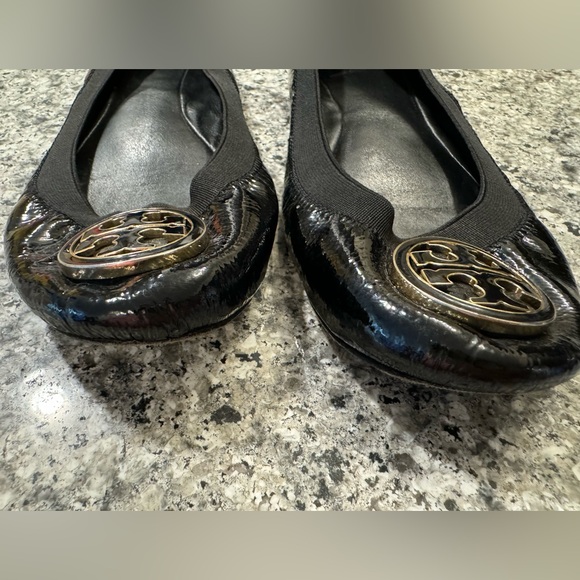 TORY BURCH Caroline Black Patent Leather Ballet Flats Gold Logo Shoes size 7.5 - Picture 3 of 8